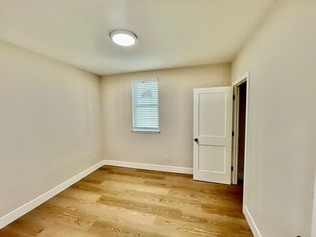 Building Photo - SPECTACULAR, COMPLETELY RENOVATED 2 BED/1 BATH FULLY!!!