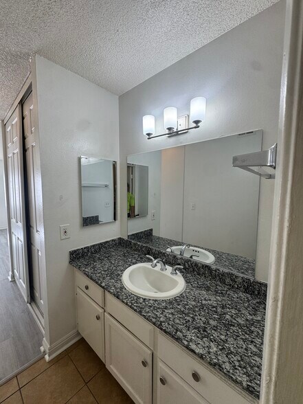 Building Photo - 1405 Vegas Valley Dr