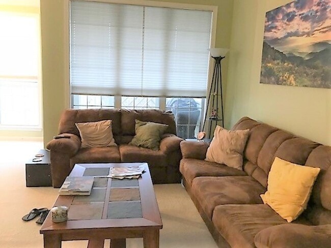 Building Photo - Beautiful Top Floor 2 Level 2 Bed 2.5 Bath Condo In Sought After Kingsgate Community