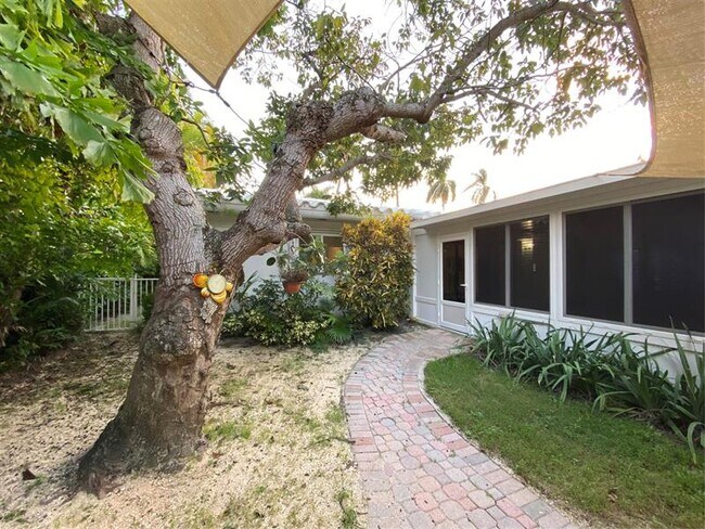 Building Photo - 1049 Van Buren St