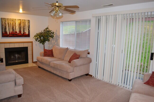 Building Photo - Federal Way tri-level rental home - 3 bedroom plus den, 3 bathrooms, 2 car garage!  Ready for lea...