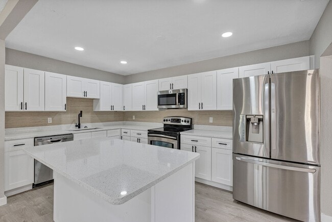 Building Photo - Charming 3-Bedroom Home with Spacious Yard & Enclosed Porch in Frostproof