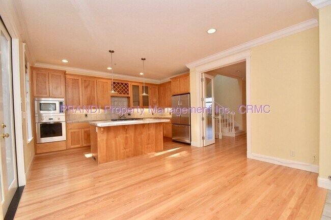 Building Photo - 3 Bedroom Larkspur Townhouse.