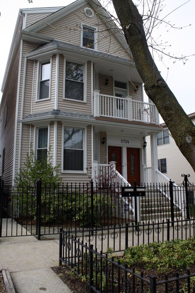 Primary Photo - 2724 N Marshfield Ave