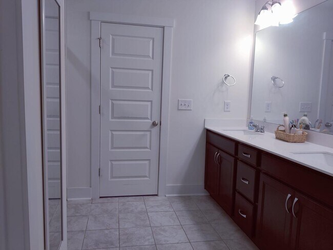 Building Photo - 4 Bedroom Townhome for Rent Apex