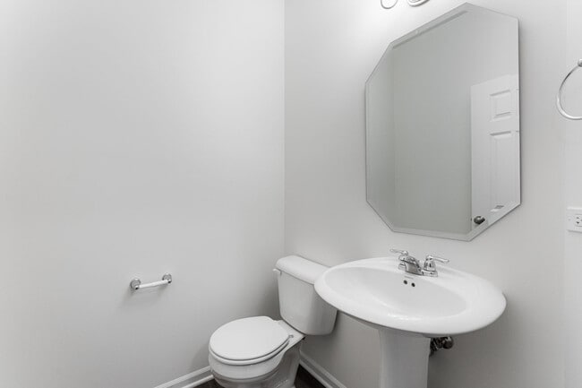 Building Photo - 1985 Kingsley Cir