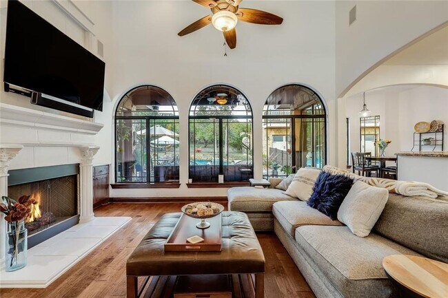 Building Photo - Luxury Tuscan Villa Retreat with Lake Views