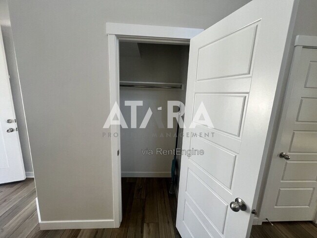 Building Photo - 1754 Oakwood Ln