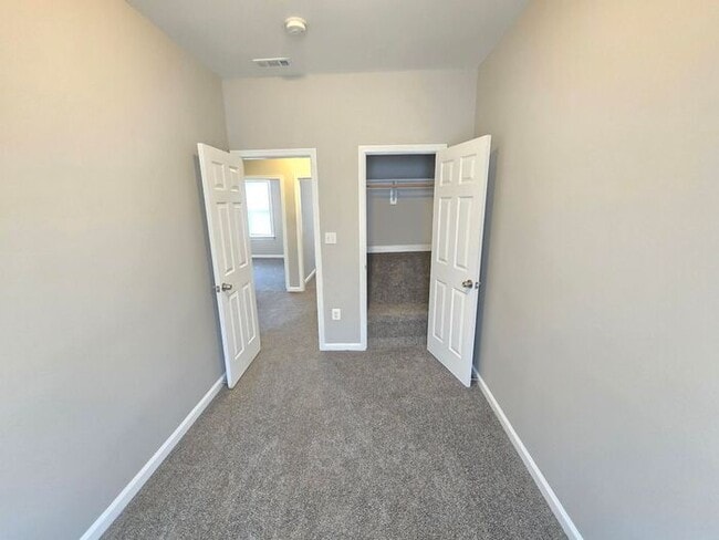 Building Photo - 4 Bedroom Home
