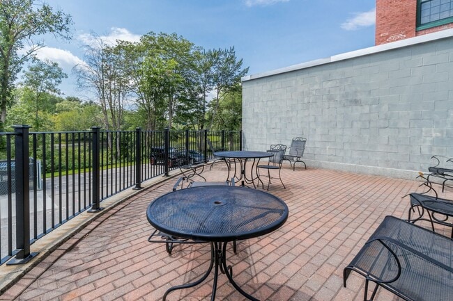 Building Photo - Westbrook 1BD/1BA Condo at Riverfront Loft...