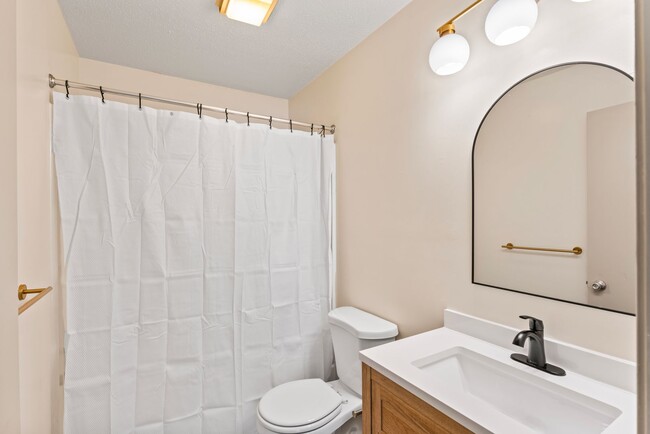 Building Photo - West Knoxville 37919 - Charming, Newly Upd...