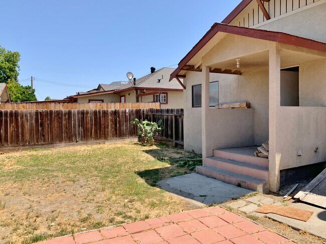 Building Photo - 3 Bedroom in Hollister