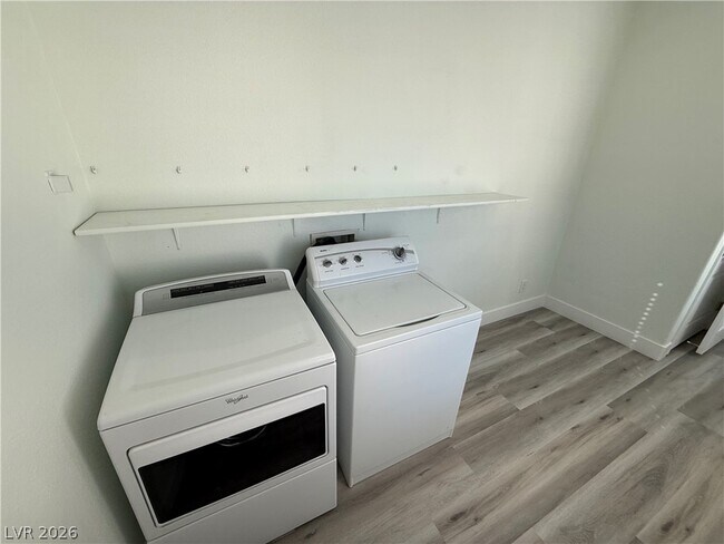 Building Photo - 5568 Jelsma Ave