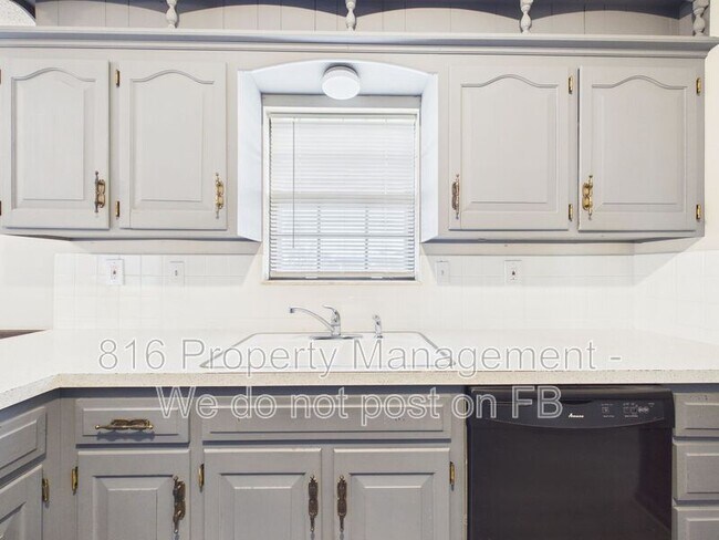 Building Photo - 3929 S Carriage Ln