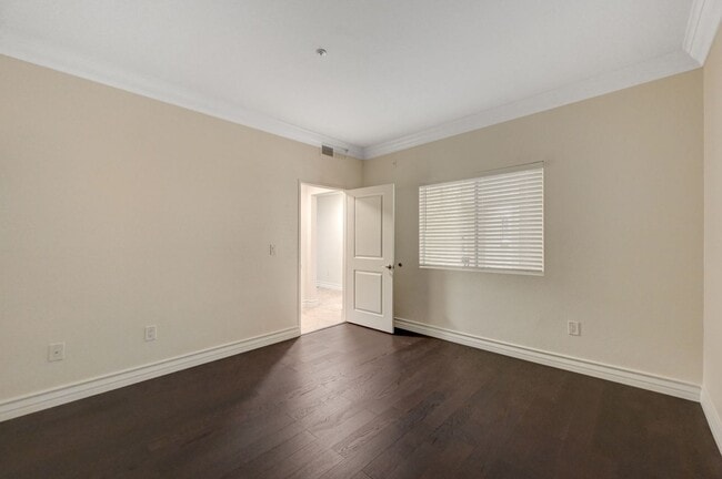 Building Photo - 270 E Flamingo Rd