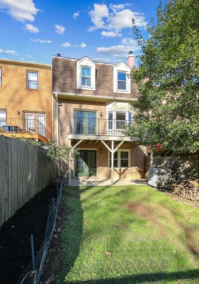 Building Photo - Fabulous 3BR/3.5BA Potomac Townhome, in In...