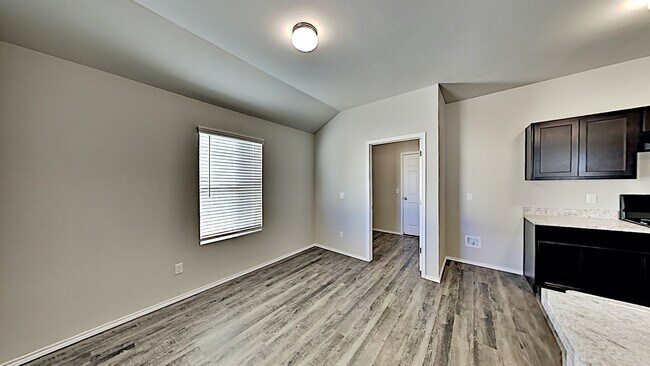 Building Photo - Beautiful 3 Bedroom 2 Bath Home in Shawnee
