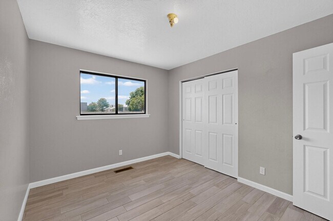 Building Photo - 7101 Cindy Dr NE