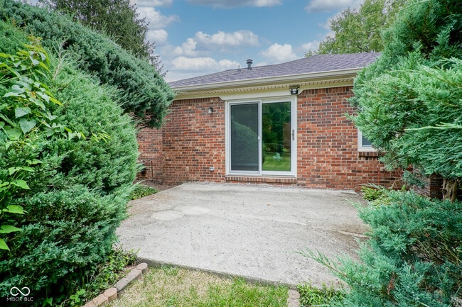 Building Photo - 10924 Lakeshore Dr W