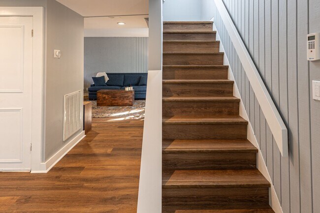 Building Photo - 1515 1/2 S Carson Ave