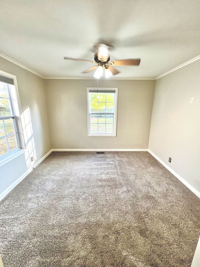 Building Photo - Brookside Bungalow Close to shopping, Riverside trails, & Gathering Place!