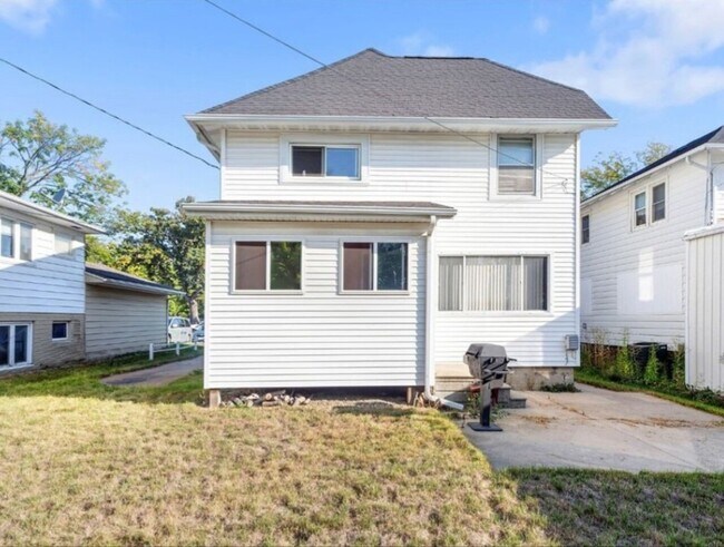 Building Photo - Sunrise REI Duplex