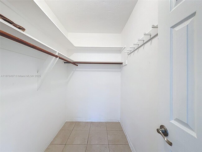 Building Photo - 1532 NE 39th St