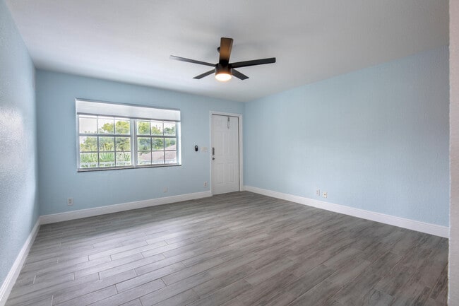 Building Photo - 5207 N Flagler Dr