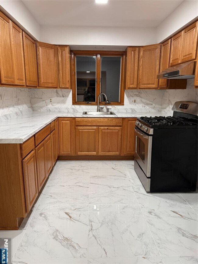 Building Photo - 967 E 23rd St