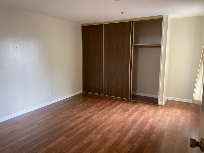 Master Room - 281 Juana Ave