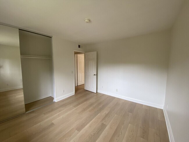 Building Photo - 2 Bedroom, 2 Bath, Downstairs Condo!