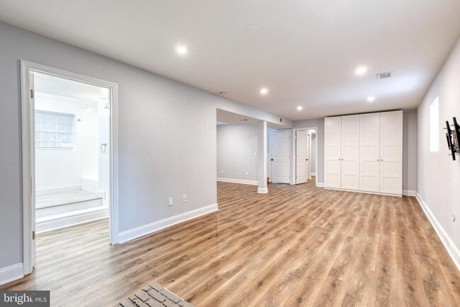 Building Photo - 617 Oak Ln