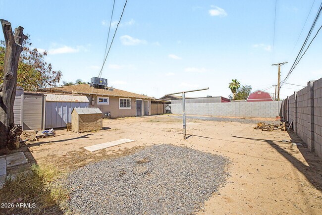 Building Photo - 1823 E Sunland Ave