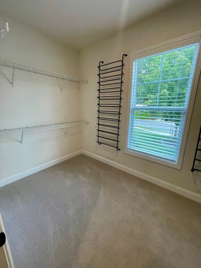 Building Photo - Gorgeous 5 bedroom 3.5 bath home in desira...