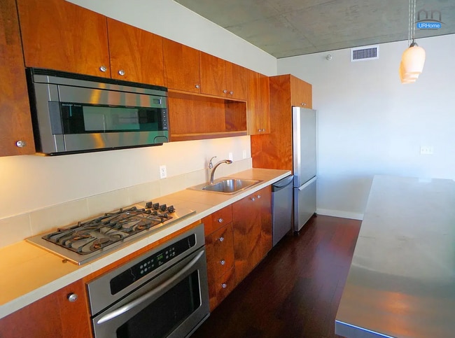 Building Photo - Elevated City Living: Expansive 2-Bed, 2-Bath Condo in PDX – Parking & Most Utilities Included!