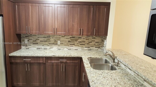 Building Photo - 453 Lakeview Dr