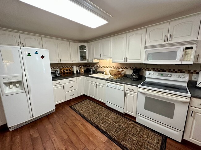 Building Photo - Lovely 3 bedroom/2 bathroom fully furnished home located in Tanglewood Subdivision