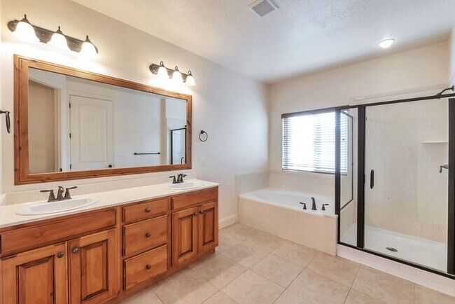 Building Photo - Beautiful Townhouse w attached 2 car garage in Orem