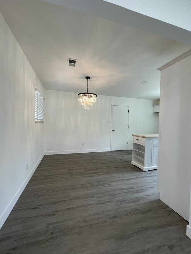 Building Photo - Newly Renovated 3bdrm 2bath Airy Oasis!