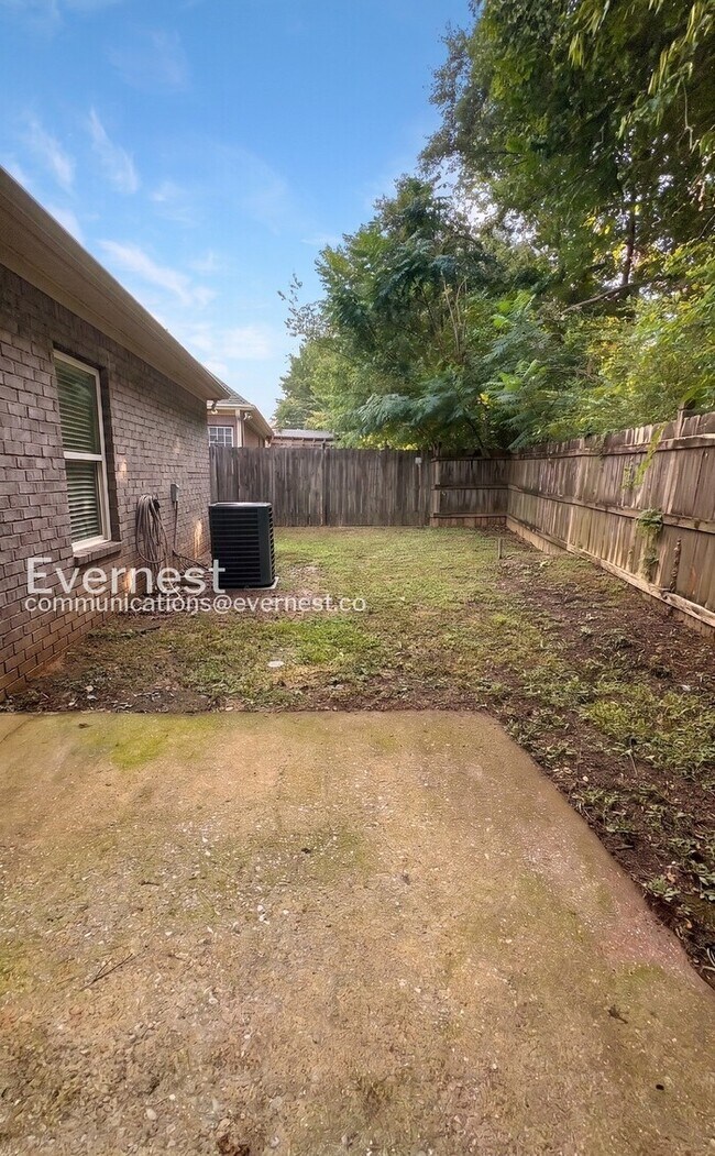 Building Photo - 3 Bed, 2 Bath Home with Garage / Available Now!
