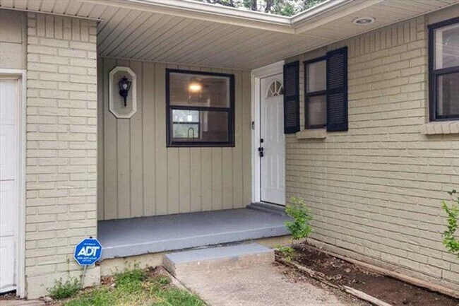 Building Photo - 3 Bedroom, 1.5 Bath Beauty!
