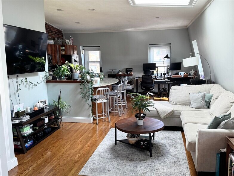 Primary Photo - 172 Bunker Hill St