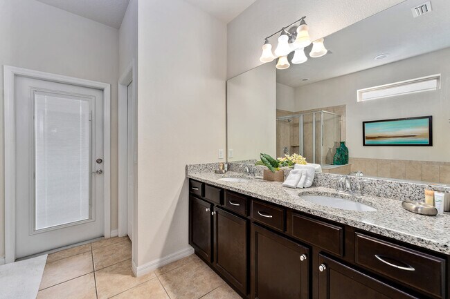 Building Photo - 8845 Rhodes St