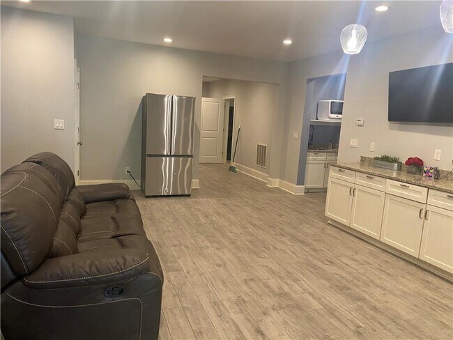 Building Photo - 3816 Chamblee Dunwoody Rd