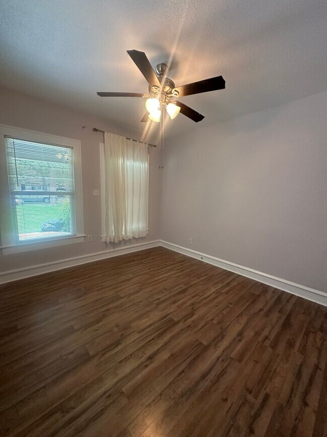 Building Photo - Precious Waco home