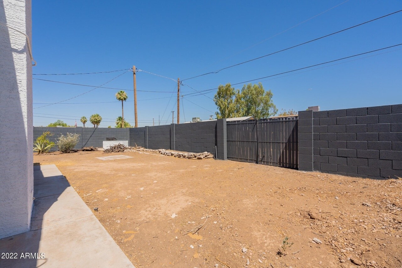 Building Photo - 822 W 18th St