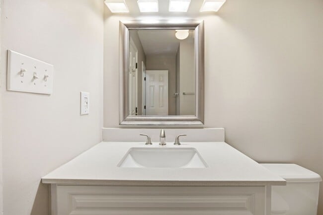 Building Photo - Beautiful Durham 3 Bed Townhome | Minutes from RTP & Southpoint