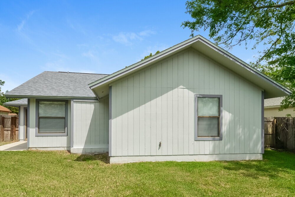 Building Photo - 11426 Lumberjack Cir W
