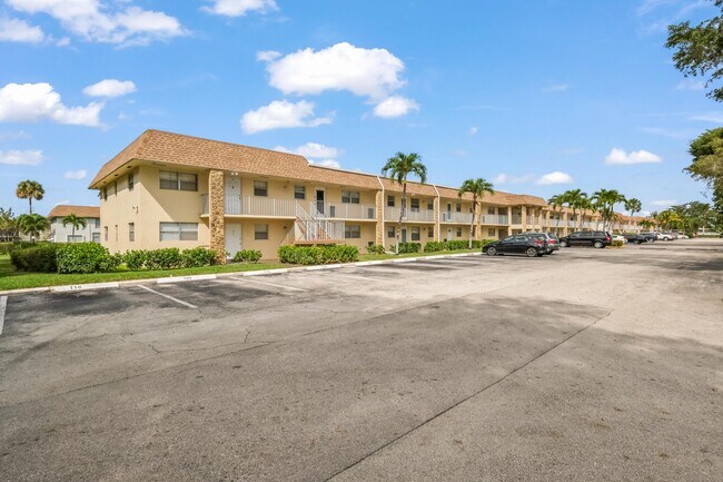 Building Photo - 9911 Sandalfoot Blvd