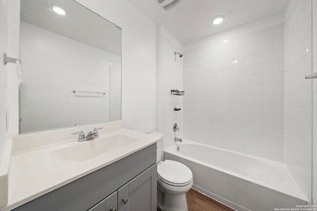 Building Photo - 1080 Amble Oak